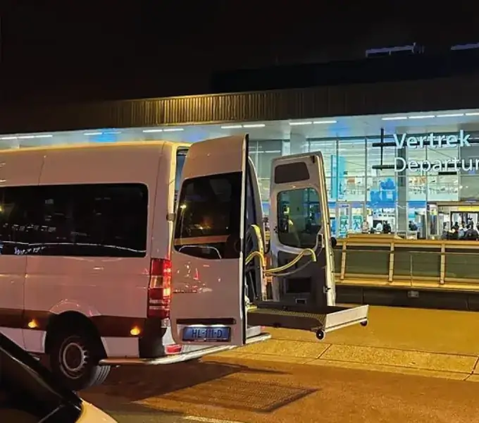 Rolstoelbus bij Schiphol voor reizigers uit Harderwijk